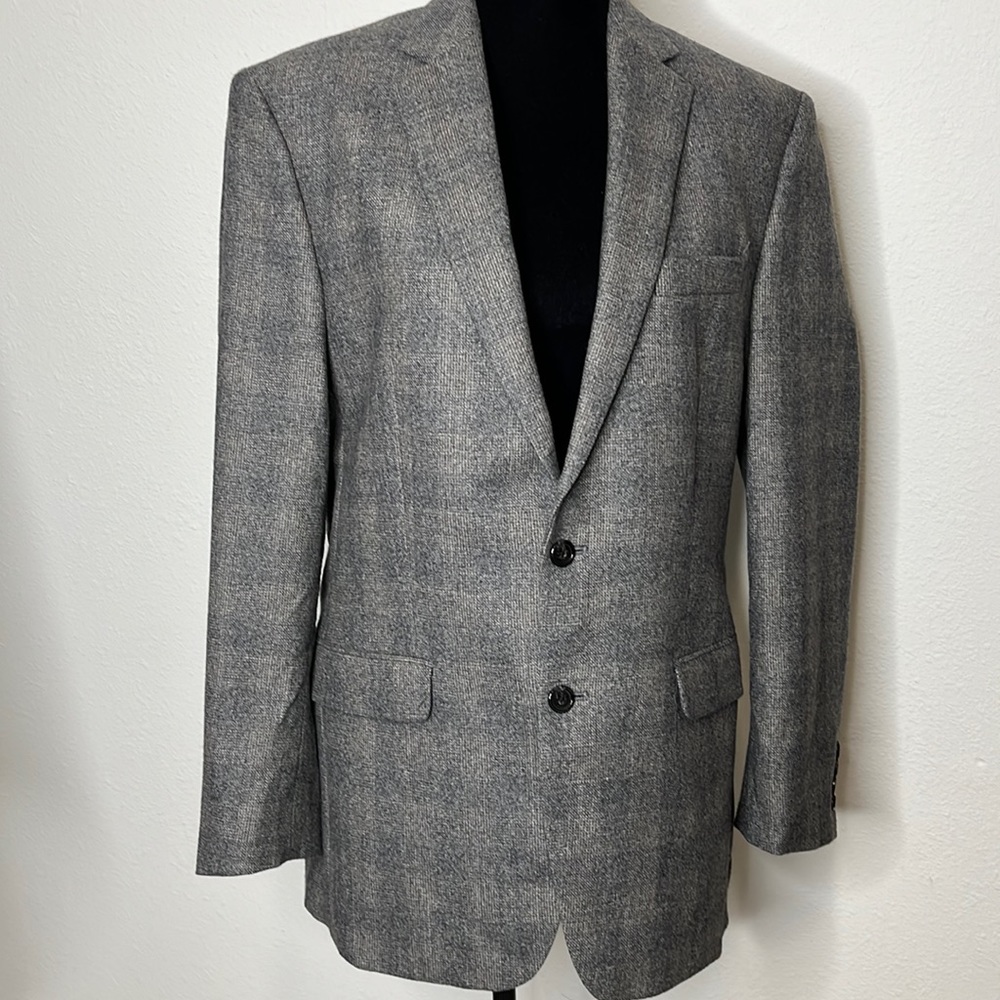 Lauren Ralph Lauren size 40R suit jacket. 💯% wool. Pockets are still sealed